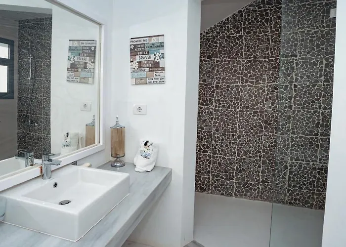 Swan Lake, 3 Bedrooms, Roof Apartment