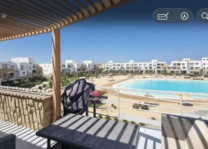 Swan Lake, 3 Bedrooms, Roof Apartment *